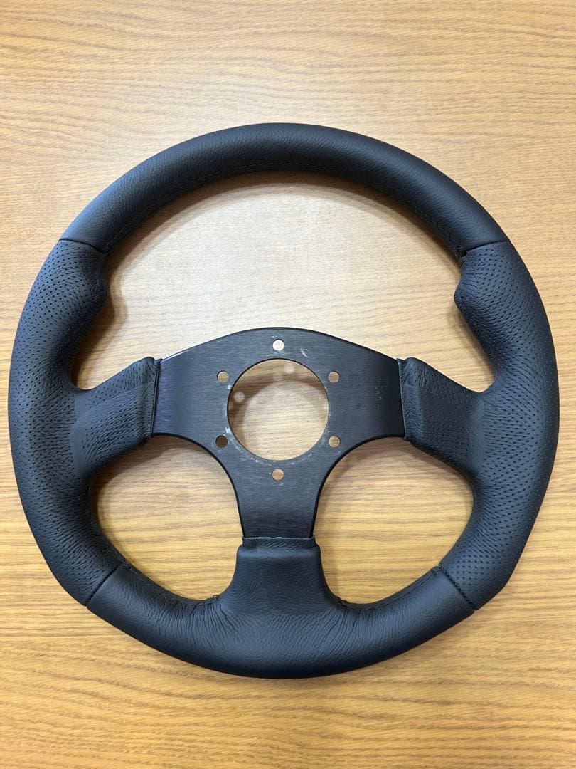 MOMO ステアリングホイール JET 32