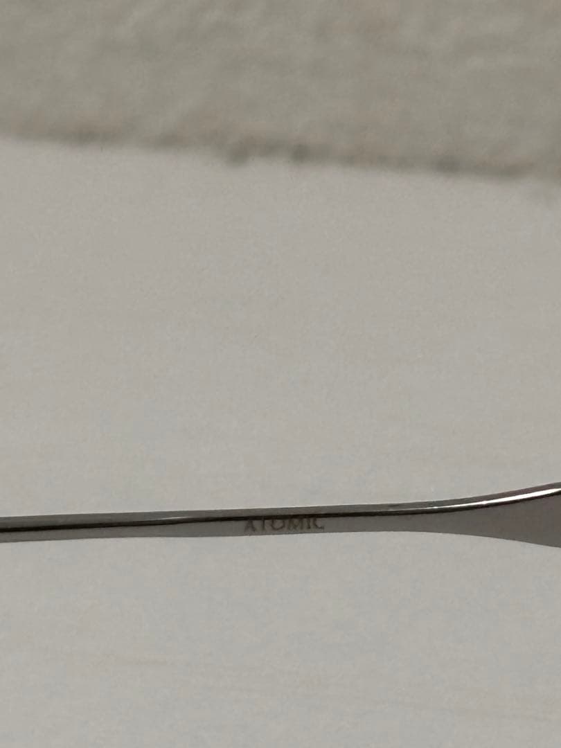 付属品有 gentle monster Atomic02 BLUE