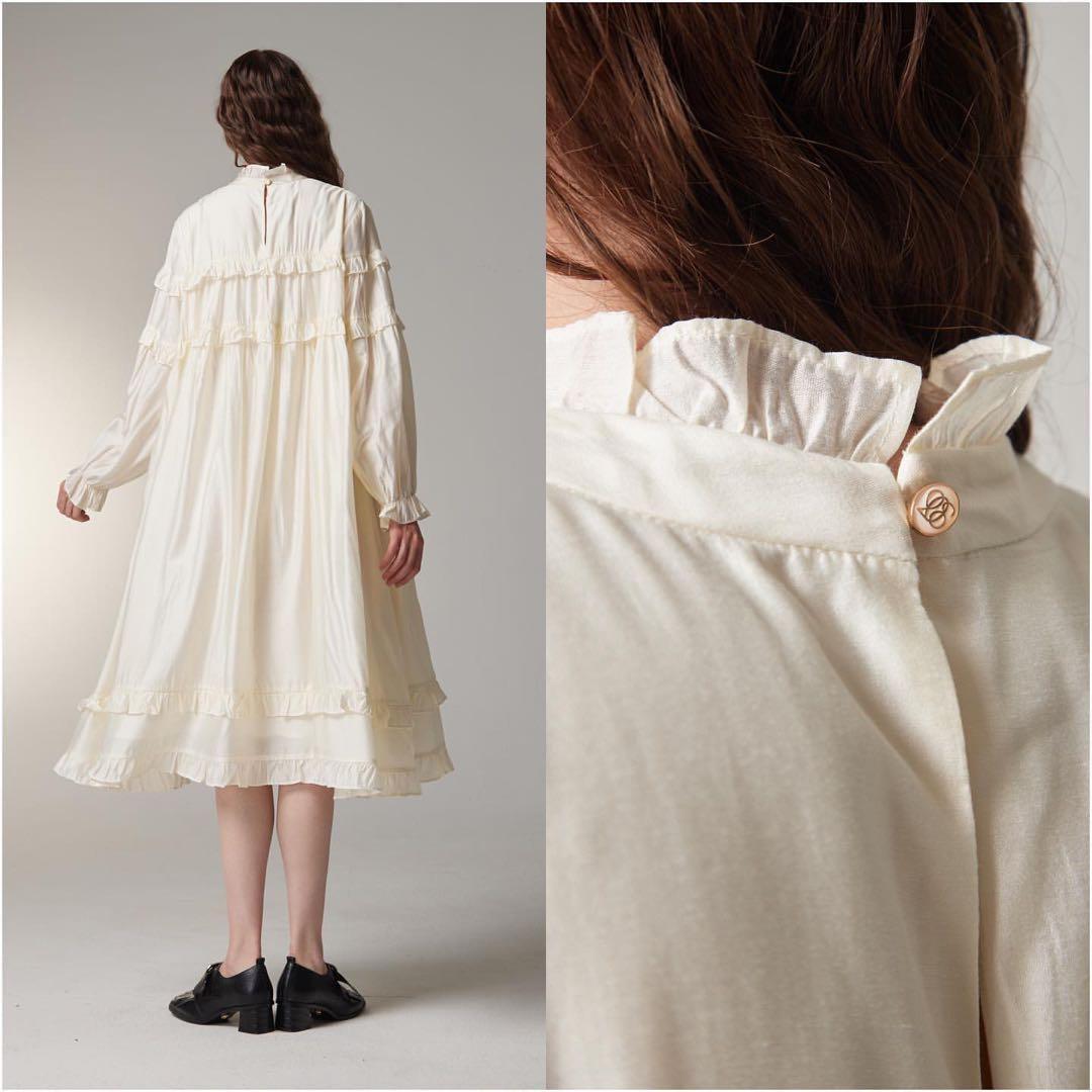 Tnewties ダイニングテーブルの下に隠れてる