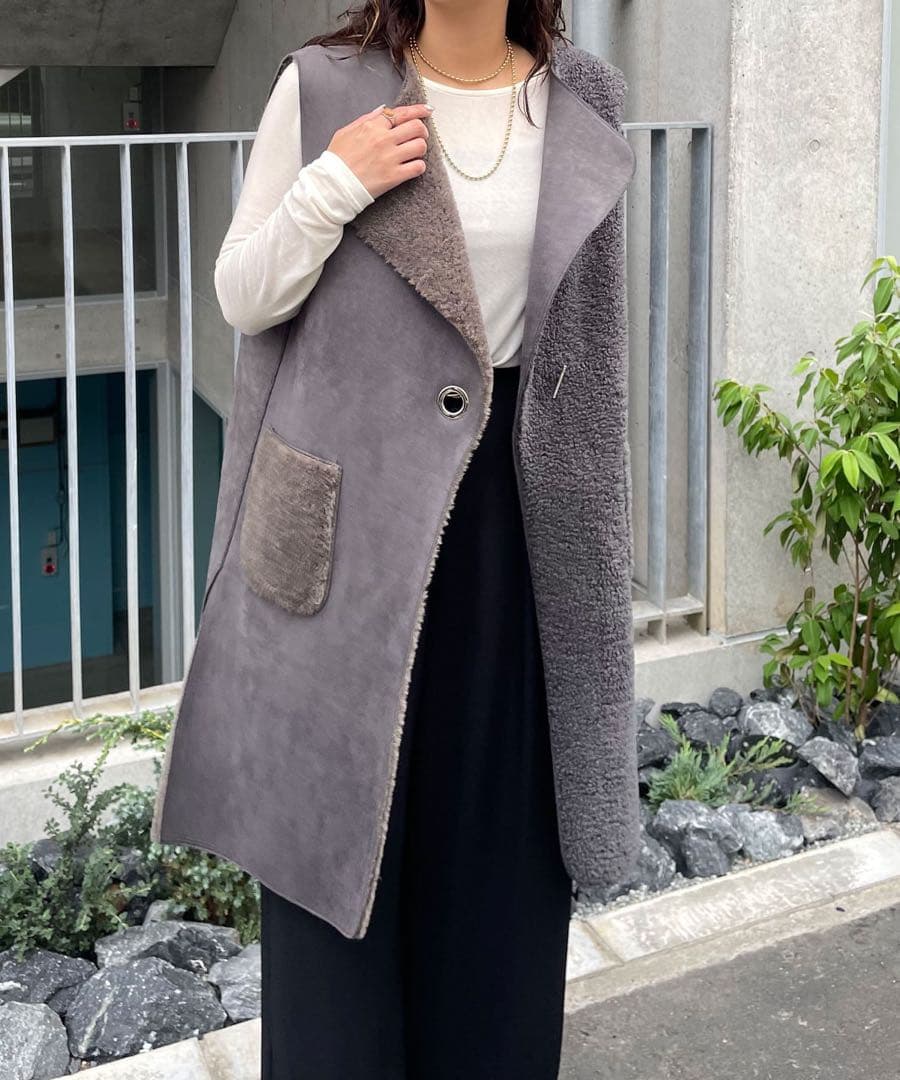 新品　今季　完売品　ジェナ　バーボタンムートンジレ　チャコールグレー