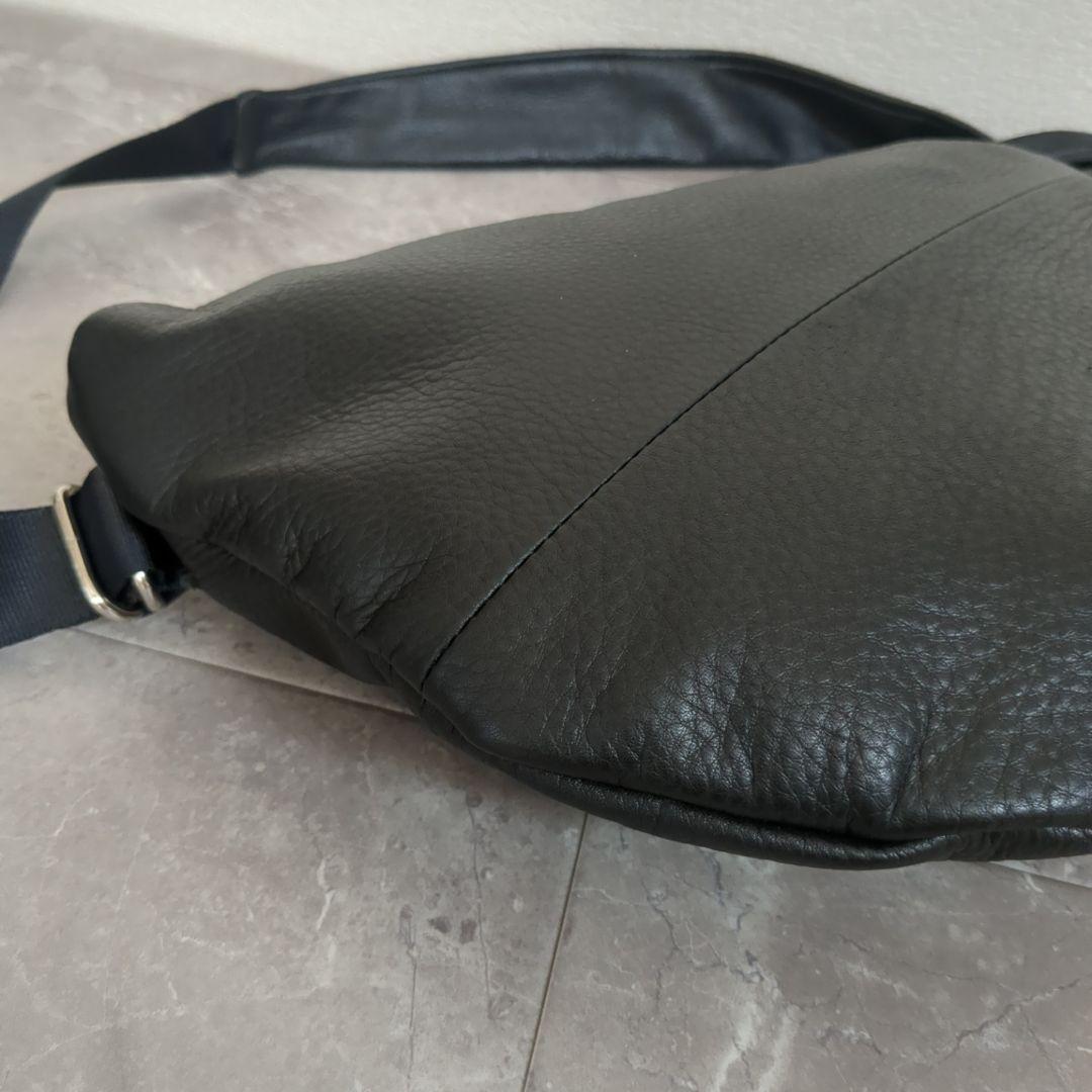 美品☆POMTATA ブラックレザー ショルダーバッグ ボディバッグ ポンタタ