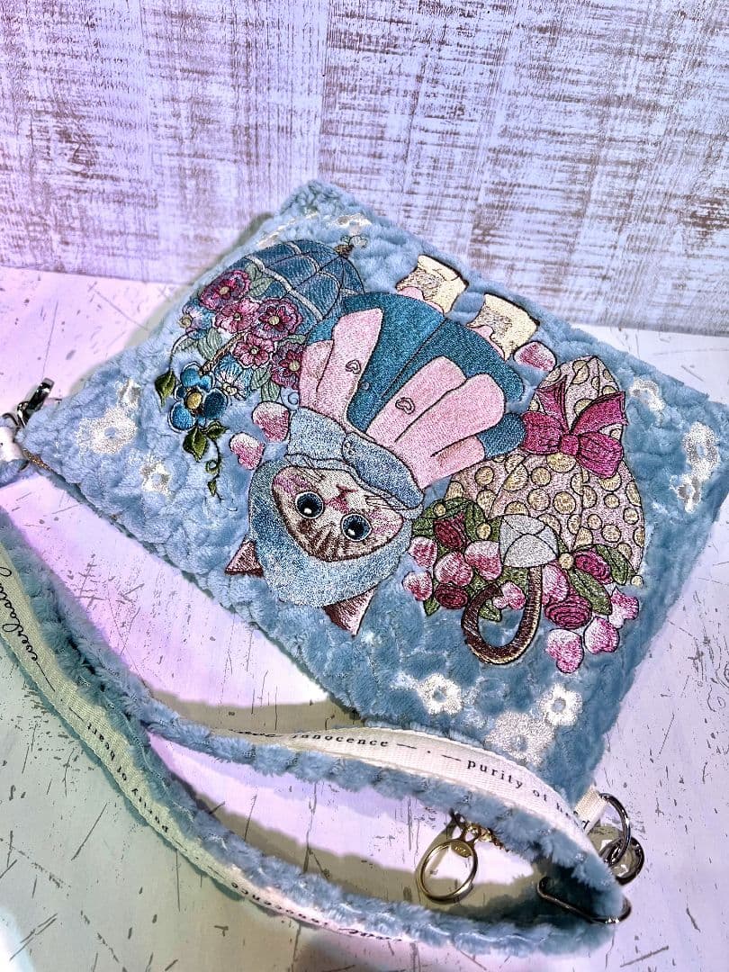 ジグザグベビーブルーファー生地♡刺繍のショルダーバッグ♡フード猫ちゃん