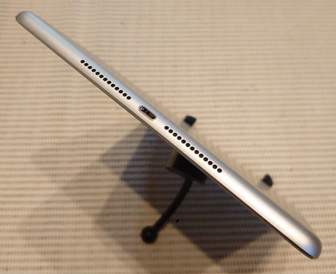 完動品iPad第6世代(A1893)本体32GBGBシルバー送料込0JF8K