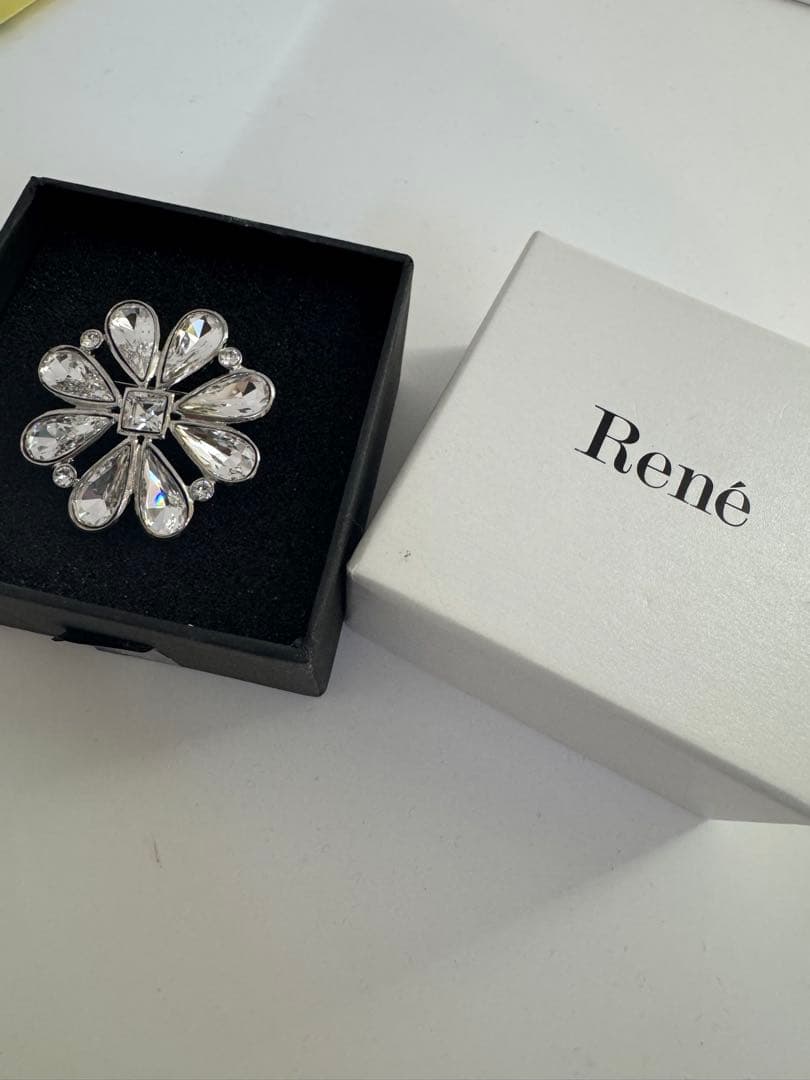 ルネ　ブローチ