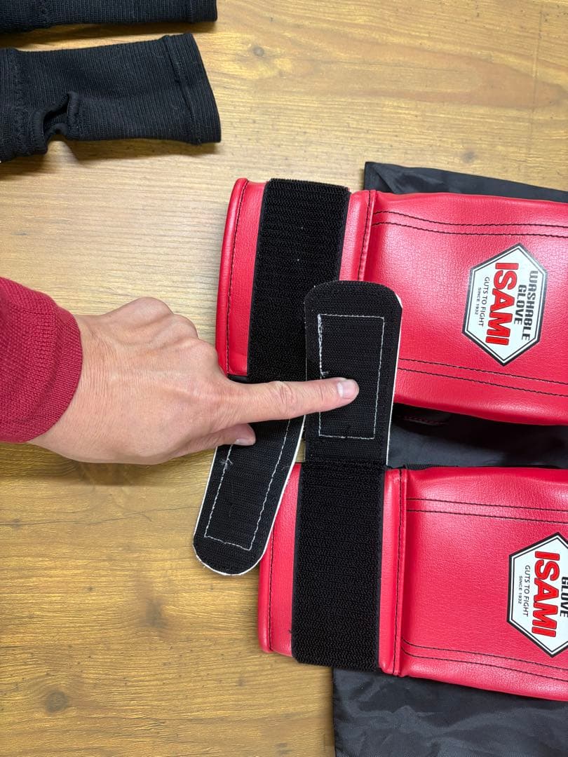 ISAMI 赤 パンチングミット Mサイズ　サポーター付き