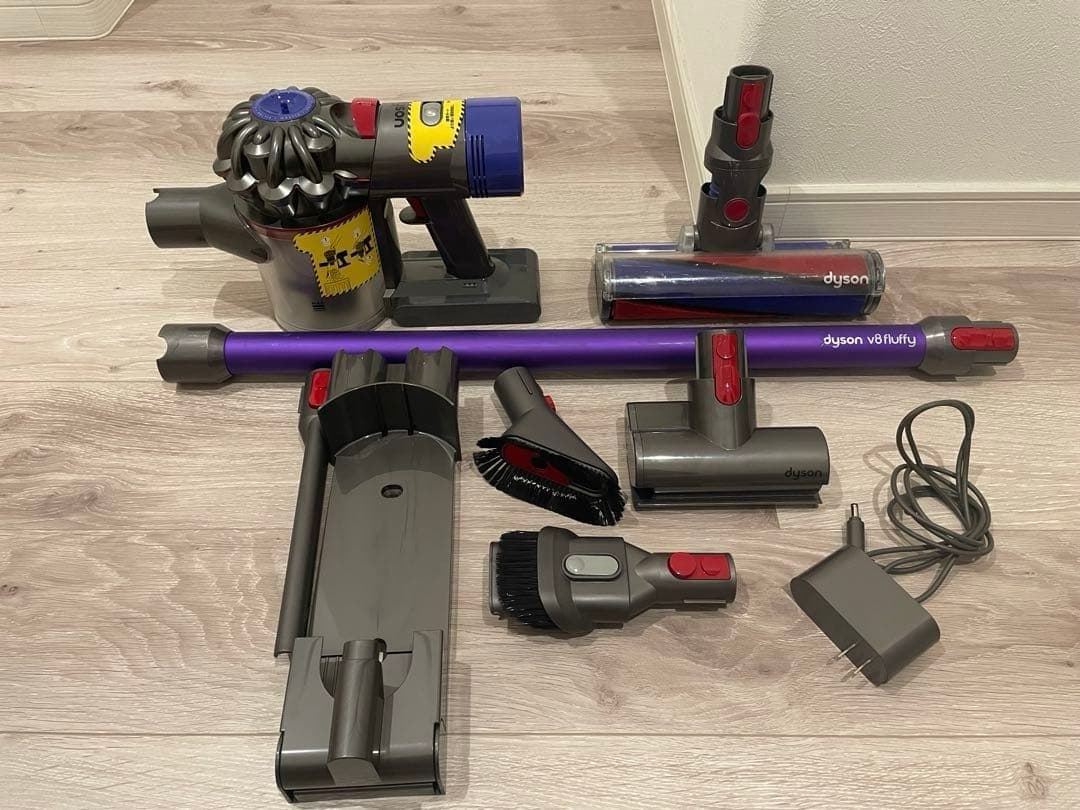 Dyson V8 Fluffy 掃除機 本体と付属品