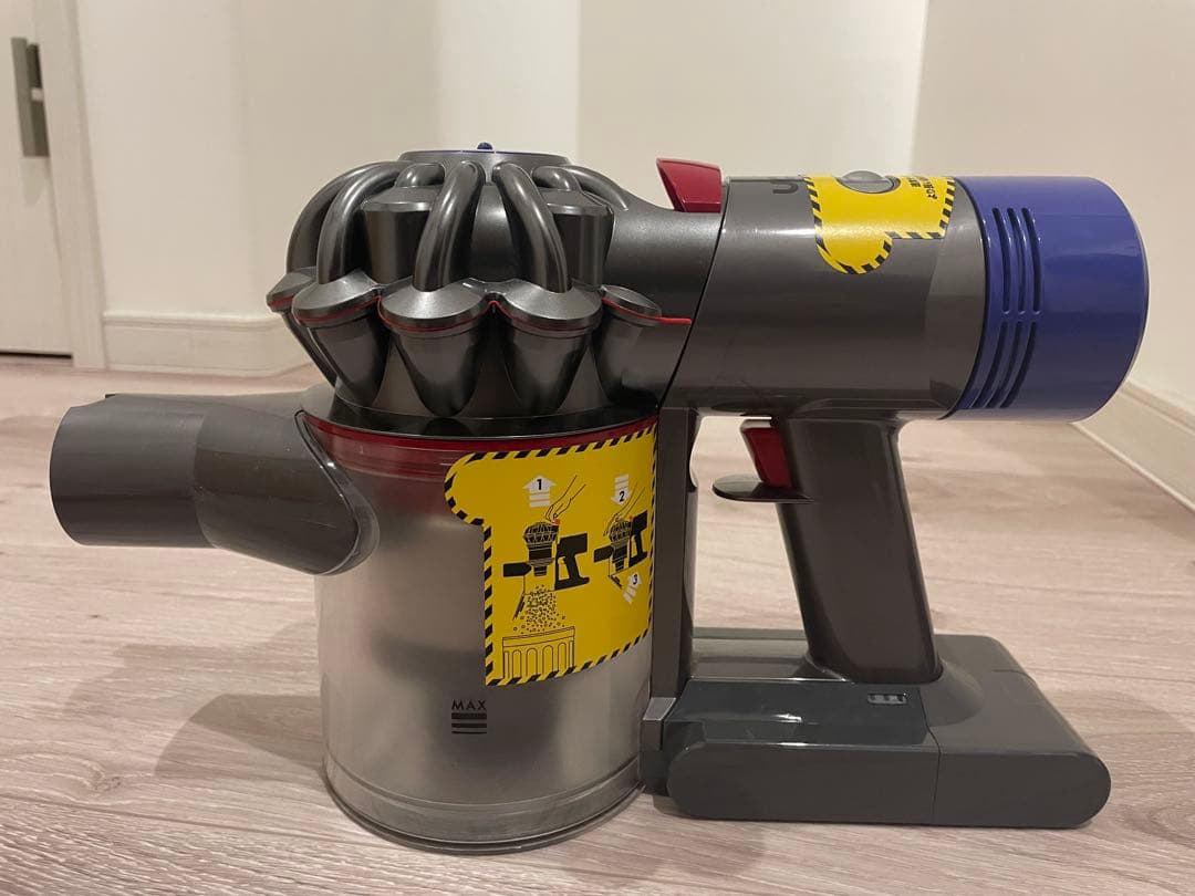 Dyson V8 Fluffy 掃除機 本体と付属品