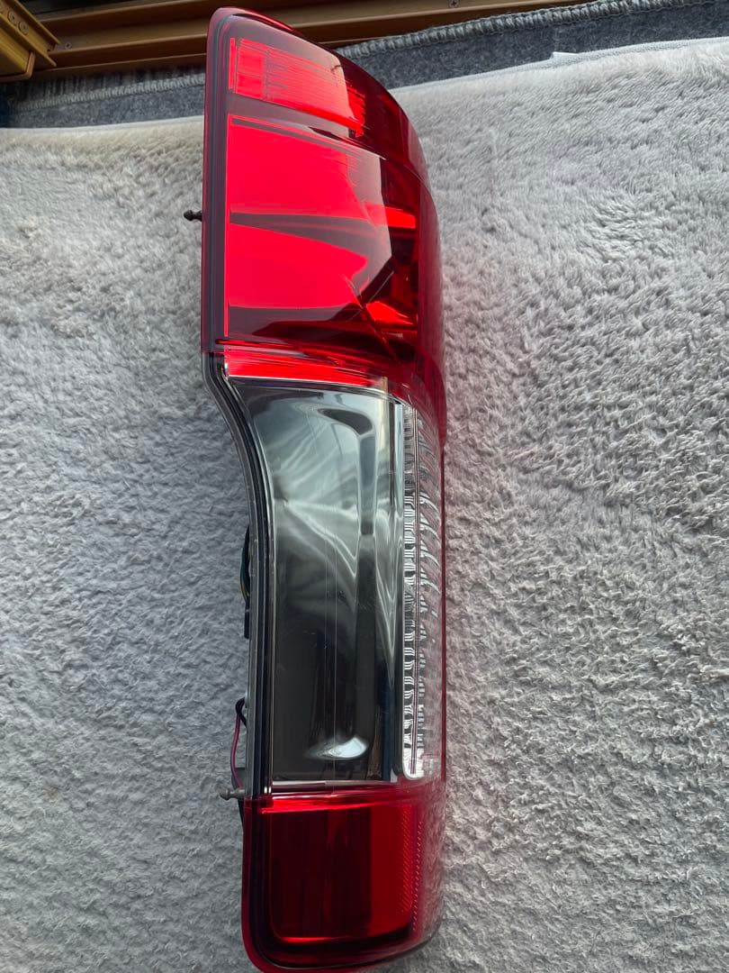 日産キャラバンnv350 後期型純正LEDテールランプ　E26