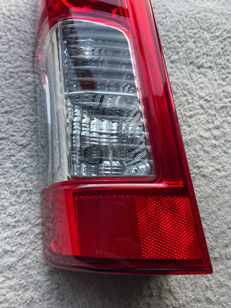 日産キャラバンnv350 後期型純正LEDテールランプ　E26