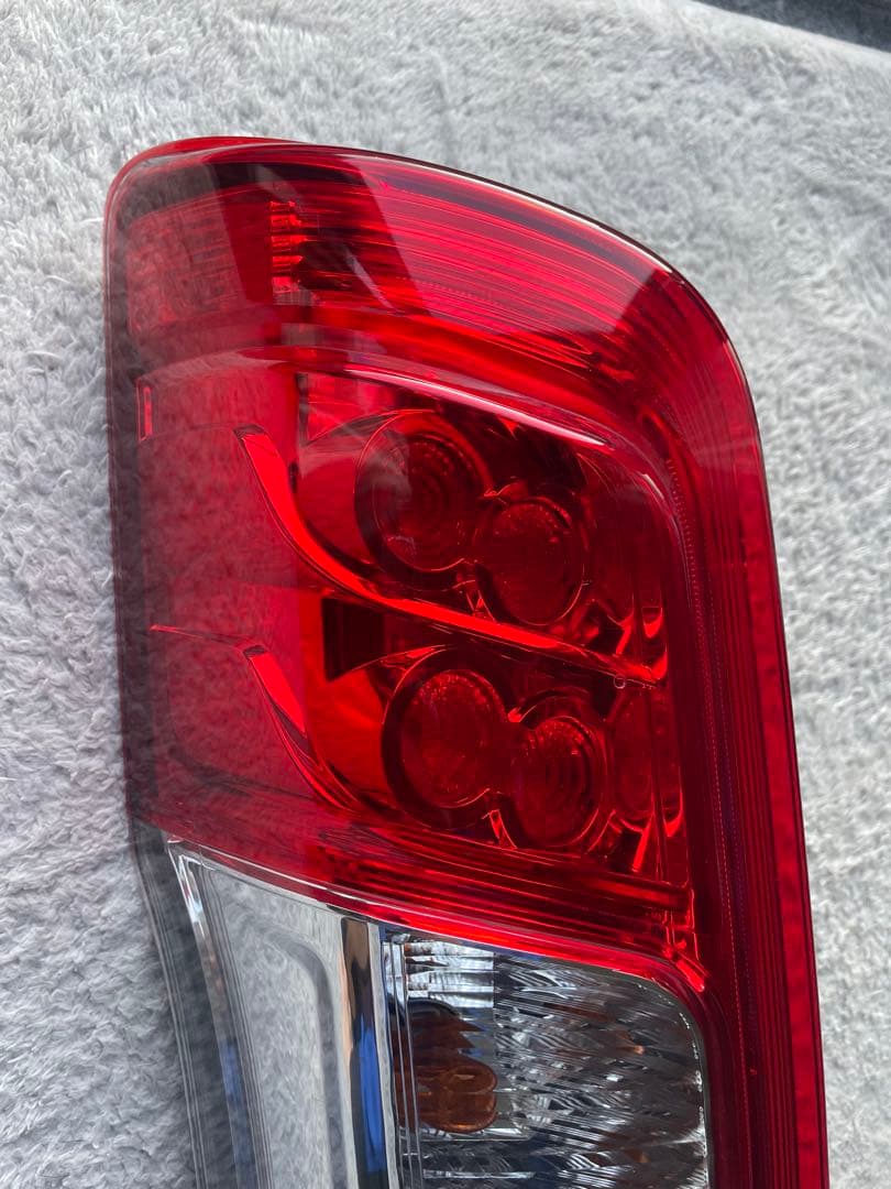 日産キャラバンnv350 後期型純正LEDテールランプ　E26