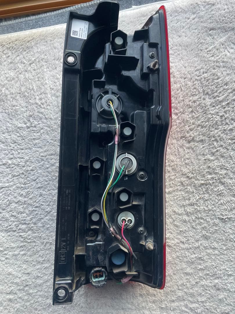 日産キャラバンnv350 後期型純正LEDテールランプ　E26