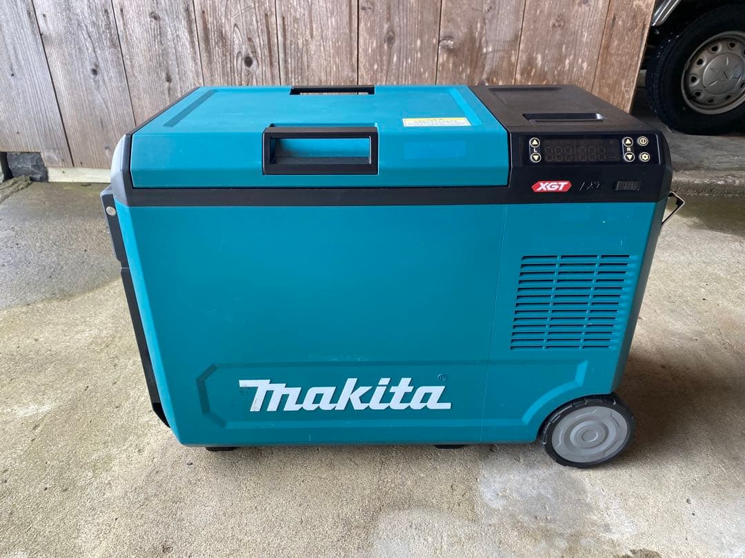 2/8まで値下げ makita マキタ 充電式保冷温庫 CW004G