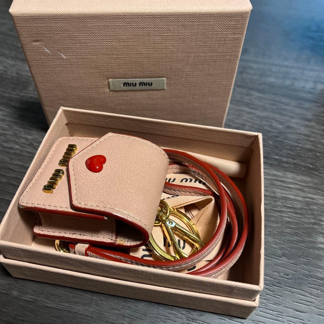miu miu ピンクレザーケース ストラップ付き