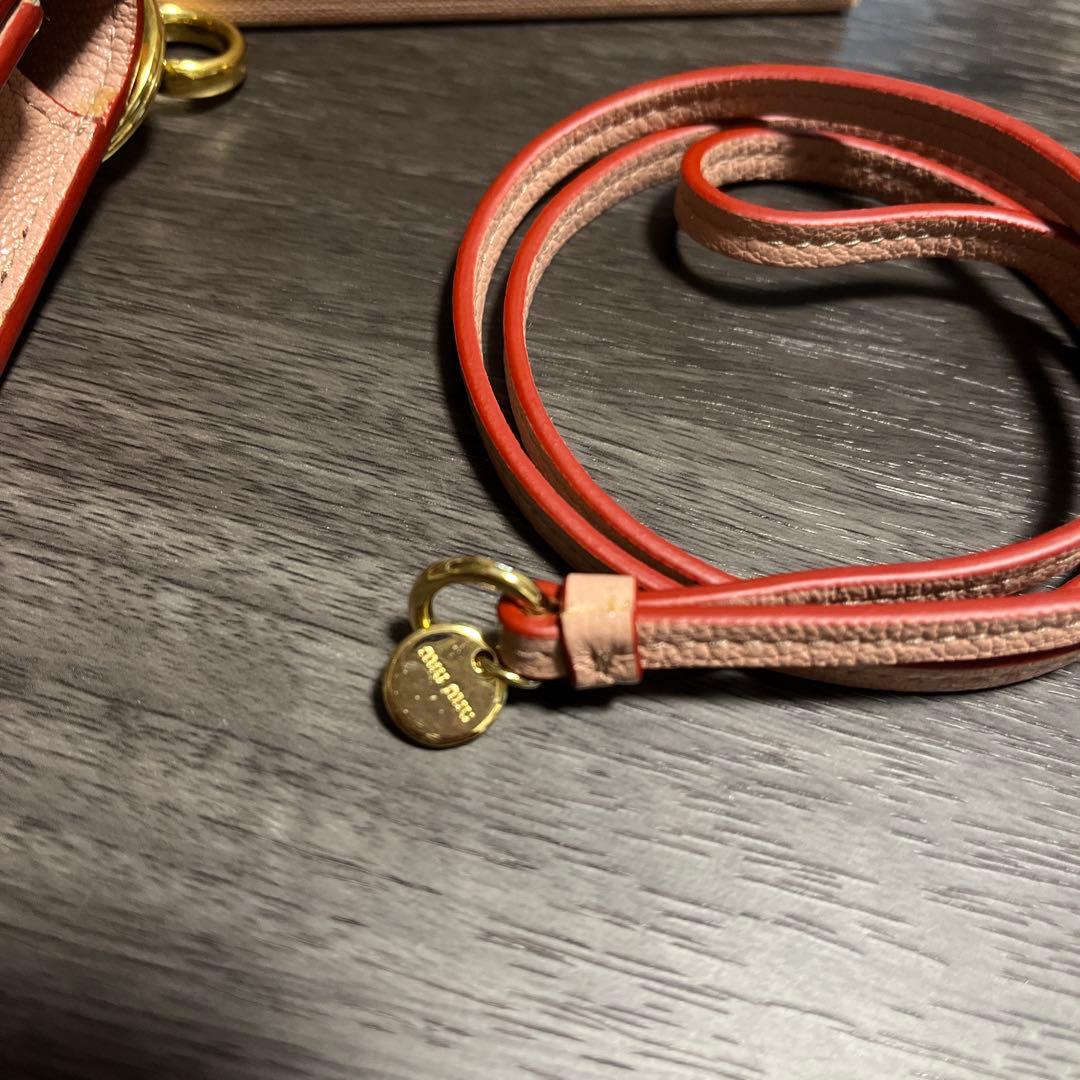 miu miu ピンクレザーケース ストラップ付き