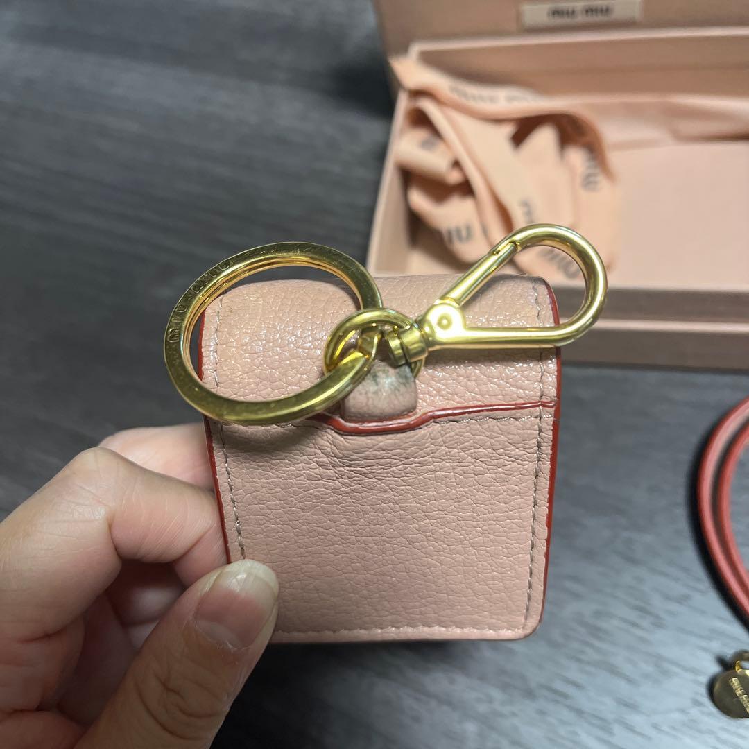 miu miu ピンクレザーケース ストラップ付き