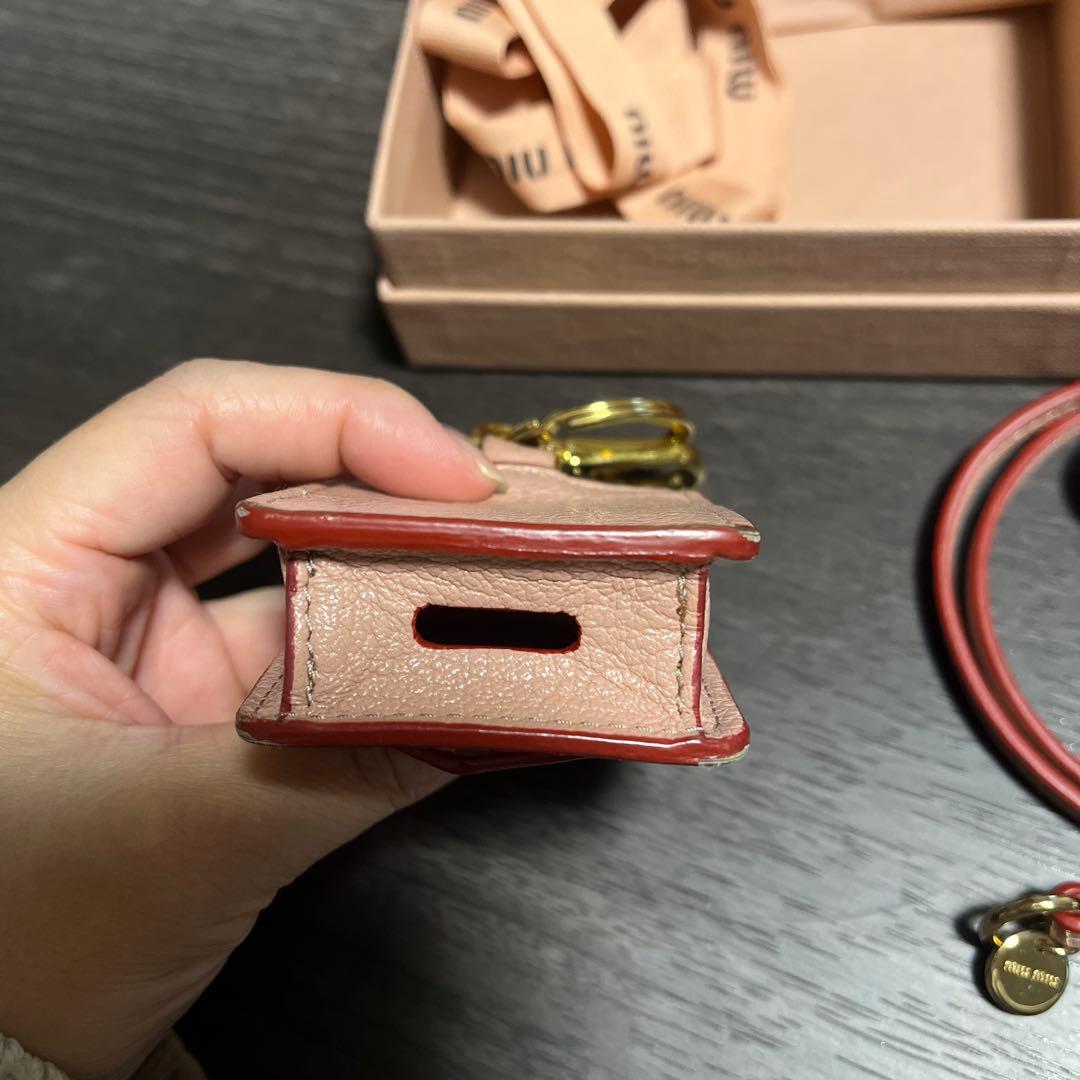 miu miu ピンクレザーケース ストラップ付き