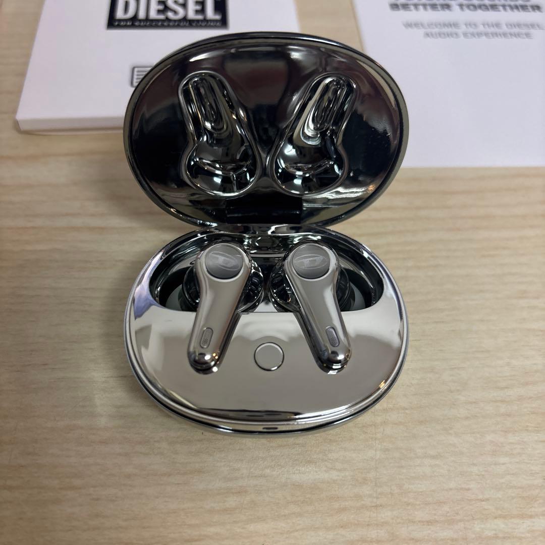 DIESEL ワイヤレスイヤホン シルバー