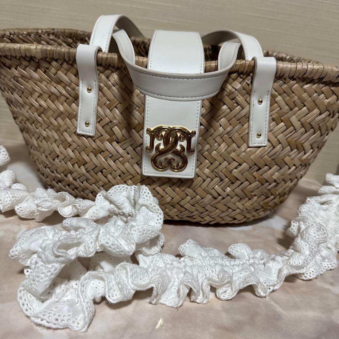 フリル付きベージュストローかごバッグ