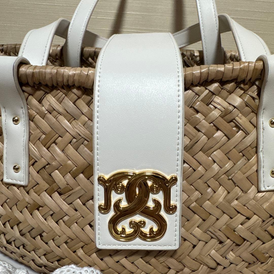 フリル付きベージュストローかごバッグ