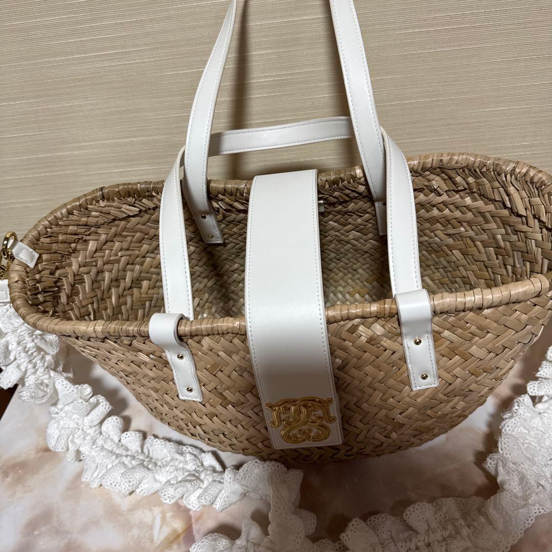 フリル付きベージュストローかごバッグ