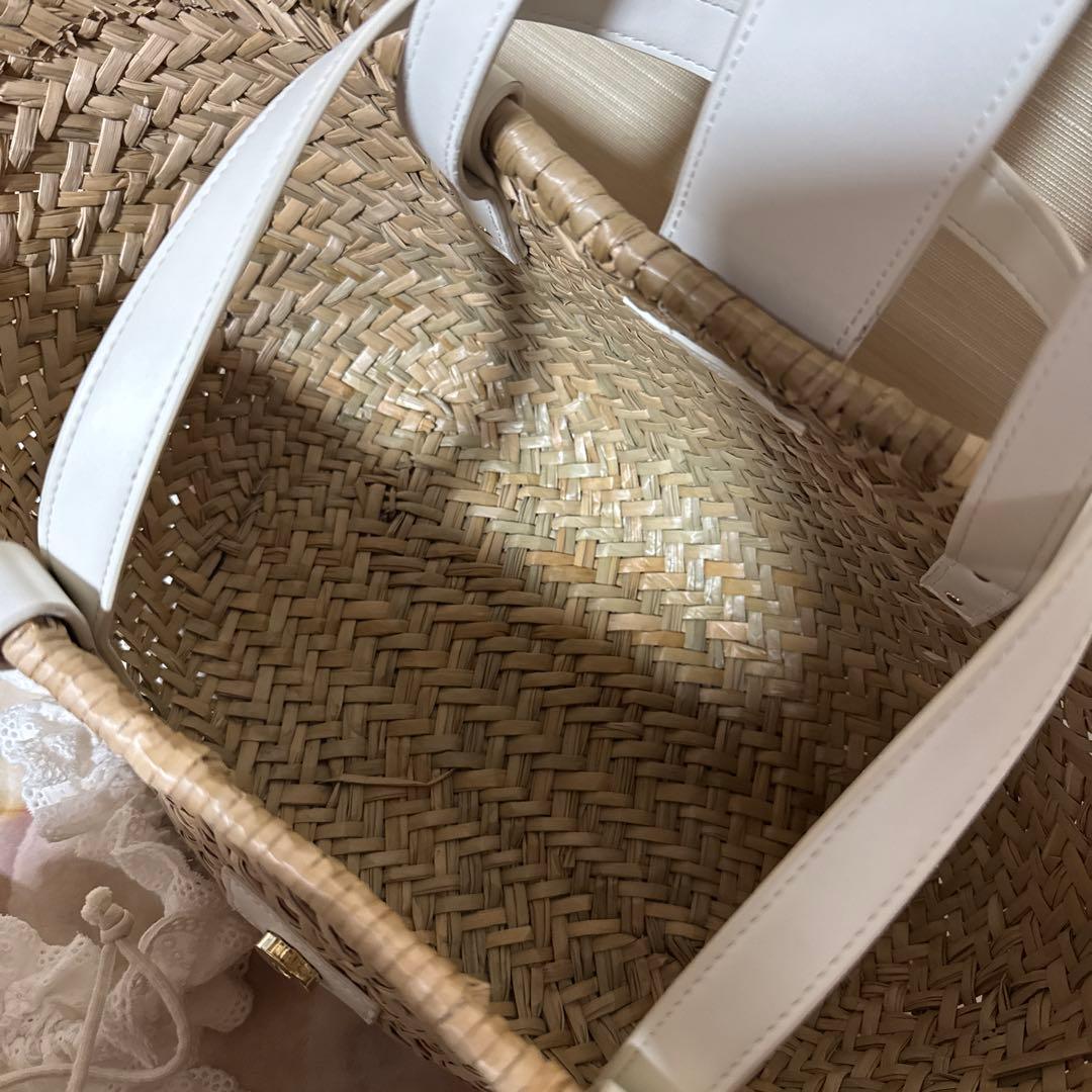 フリル付きベージュストローかごバッグ
