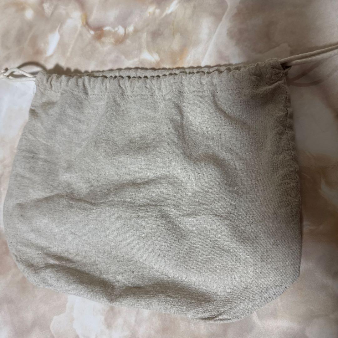 フリル付きベージュストローかごバッグ