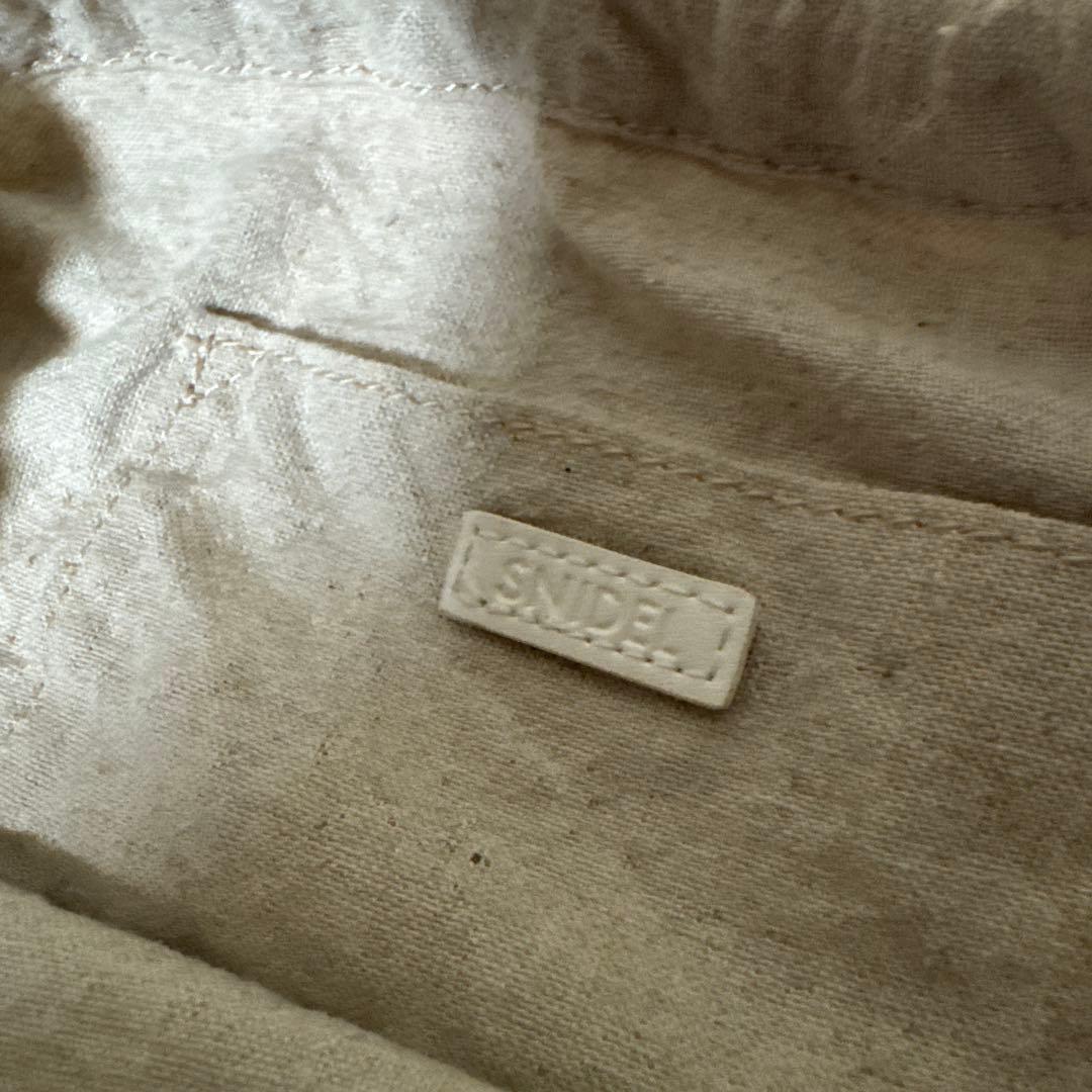 フリル付きベージュストローかごバッグ