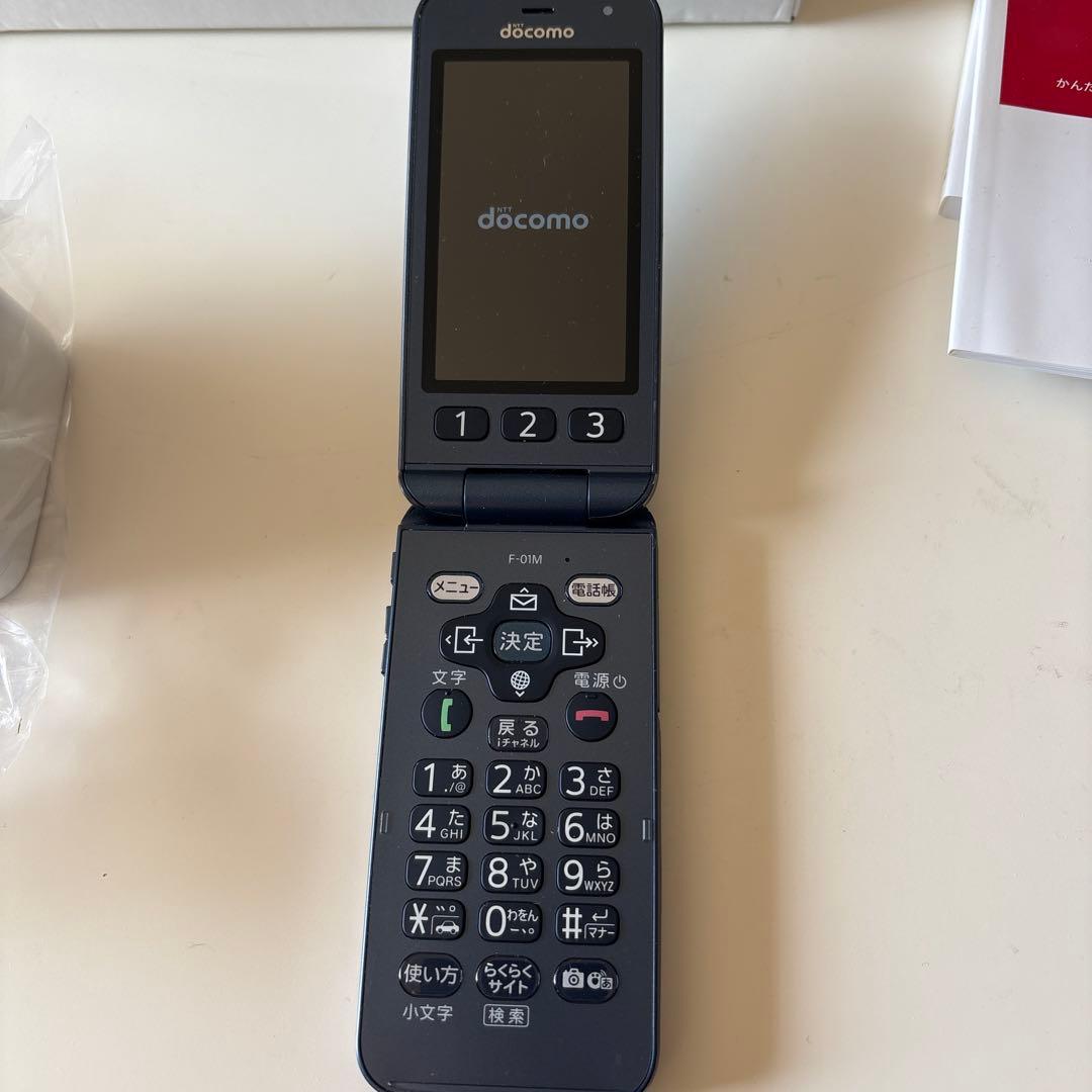 docomo らくらくホン F-01M 本体　2GBmicroSD付き