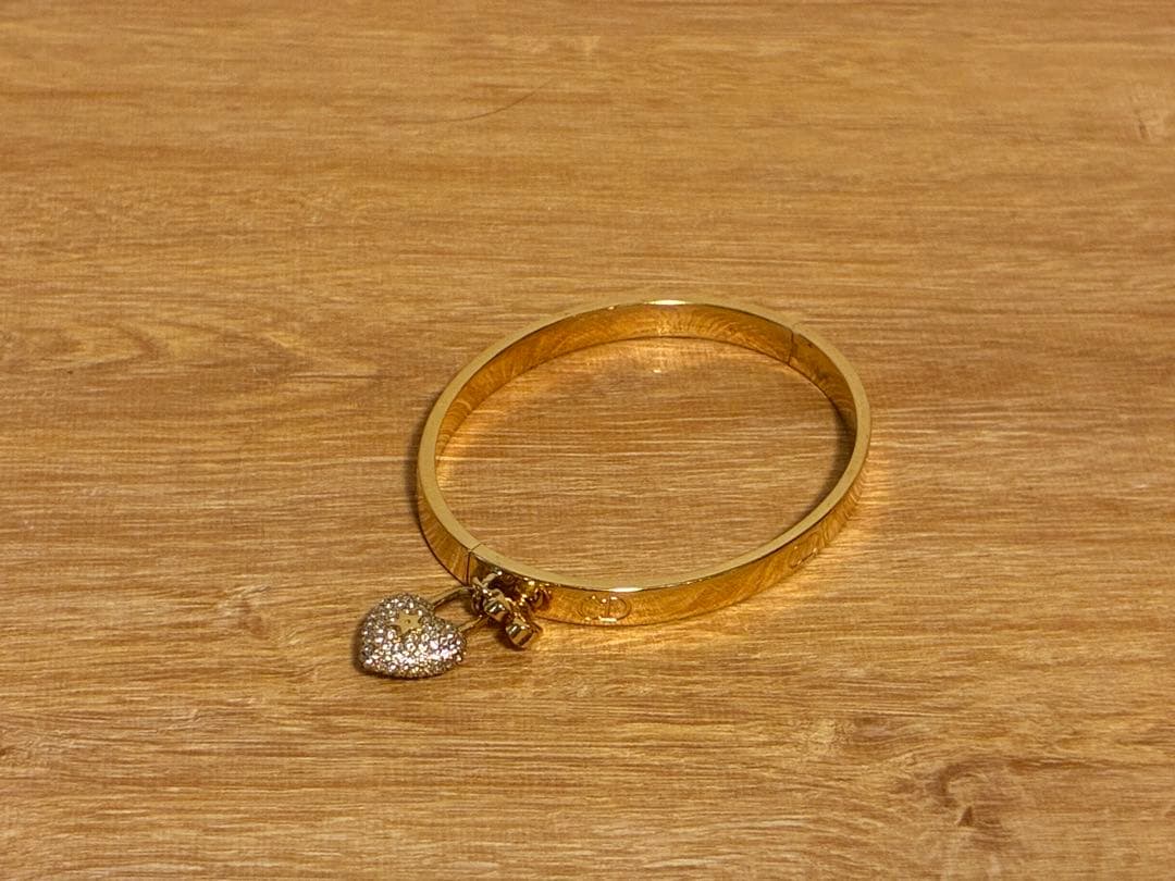 DIOR ゴールド バングル ハートチャーム付き