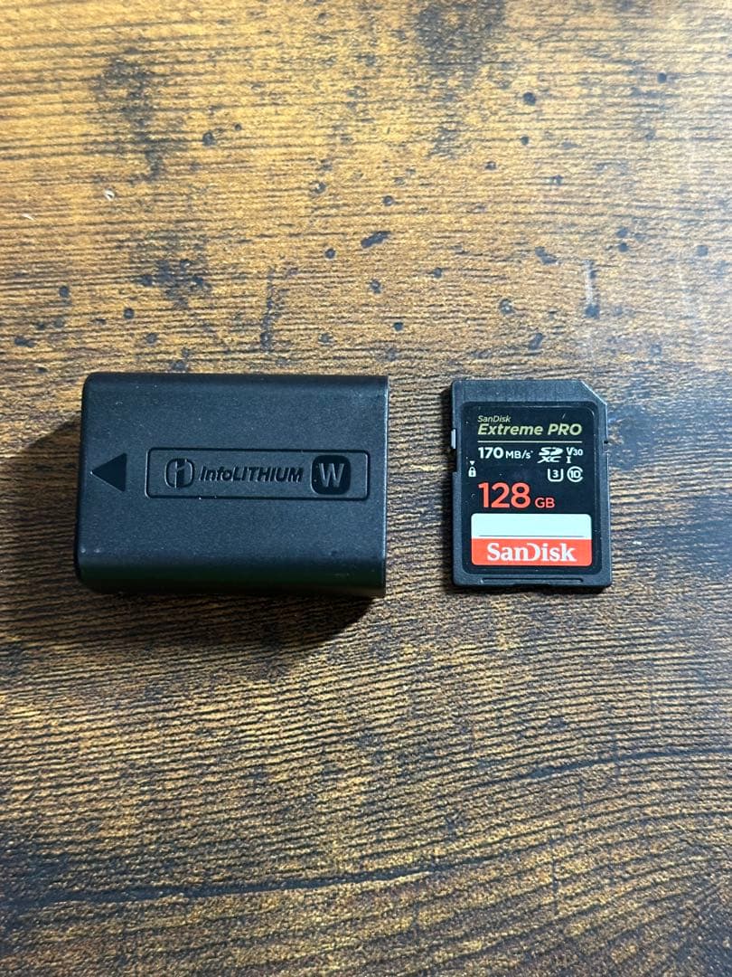 ひ*り様 Sony α6300 ミラーレスカメラ レンズ付き