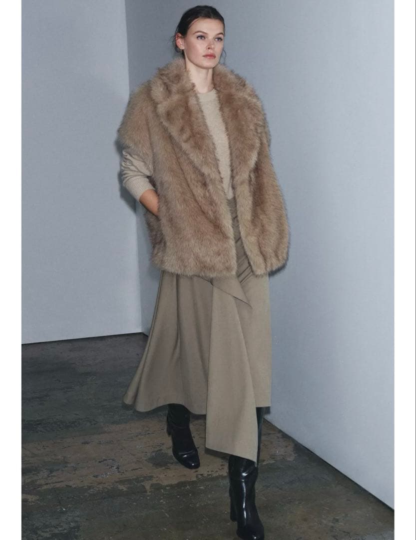 ひ*り様 タグ付き新品★ZARAのフェイクファーベストZW COLLECTION