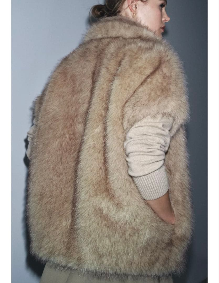 ひ*り様 タグ付き新品★ZARAのフェイクファーベストZW COLLECTION