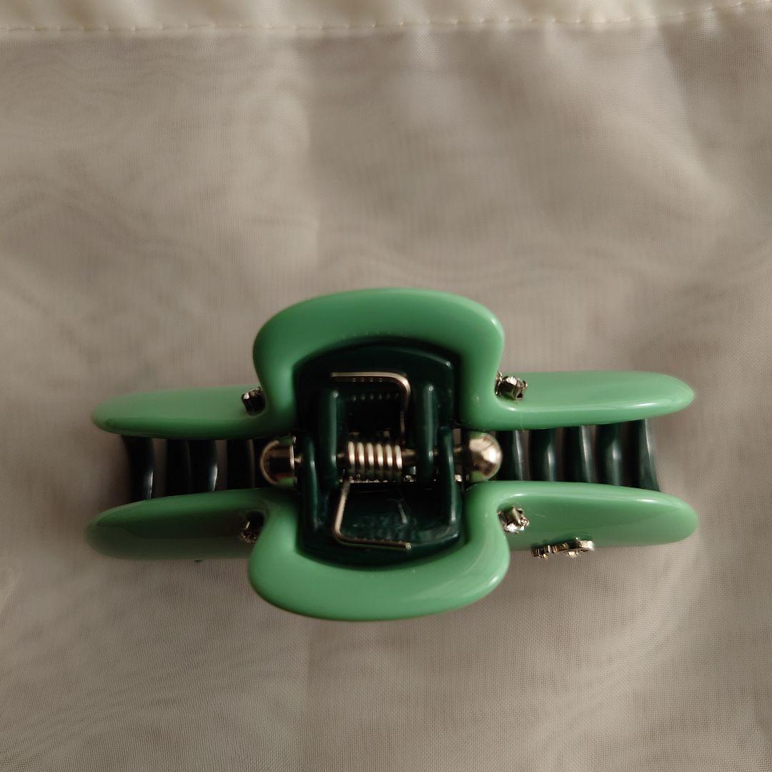 acca☆グリーンのストーン付きヘアクリップ♪ダブルコラーナ