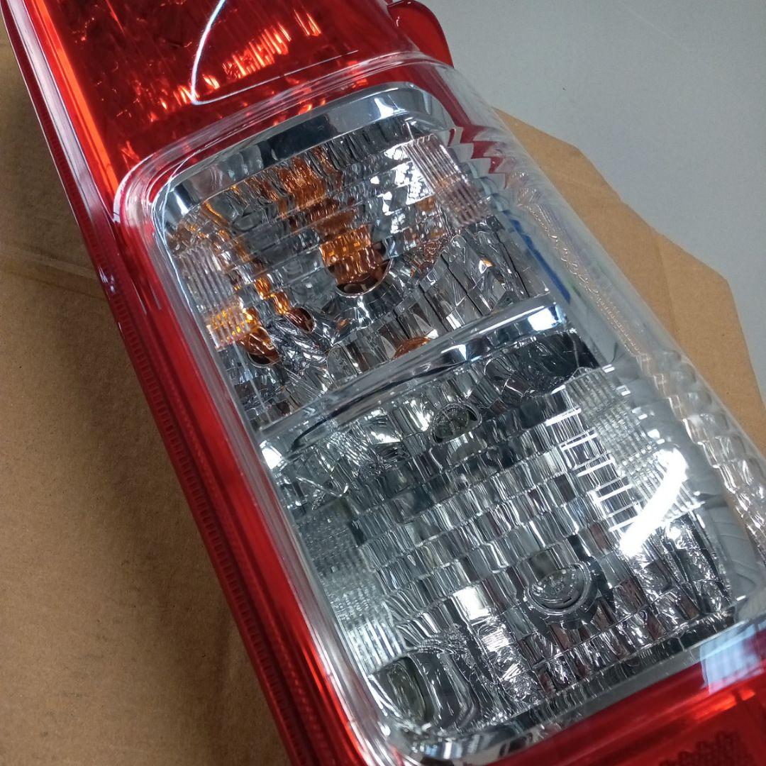 【新車外し】【送料無料】トヨタ 200系ハイエース純正後期テールランプ 右側 ①