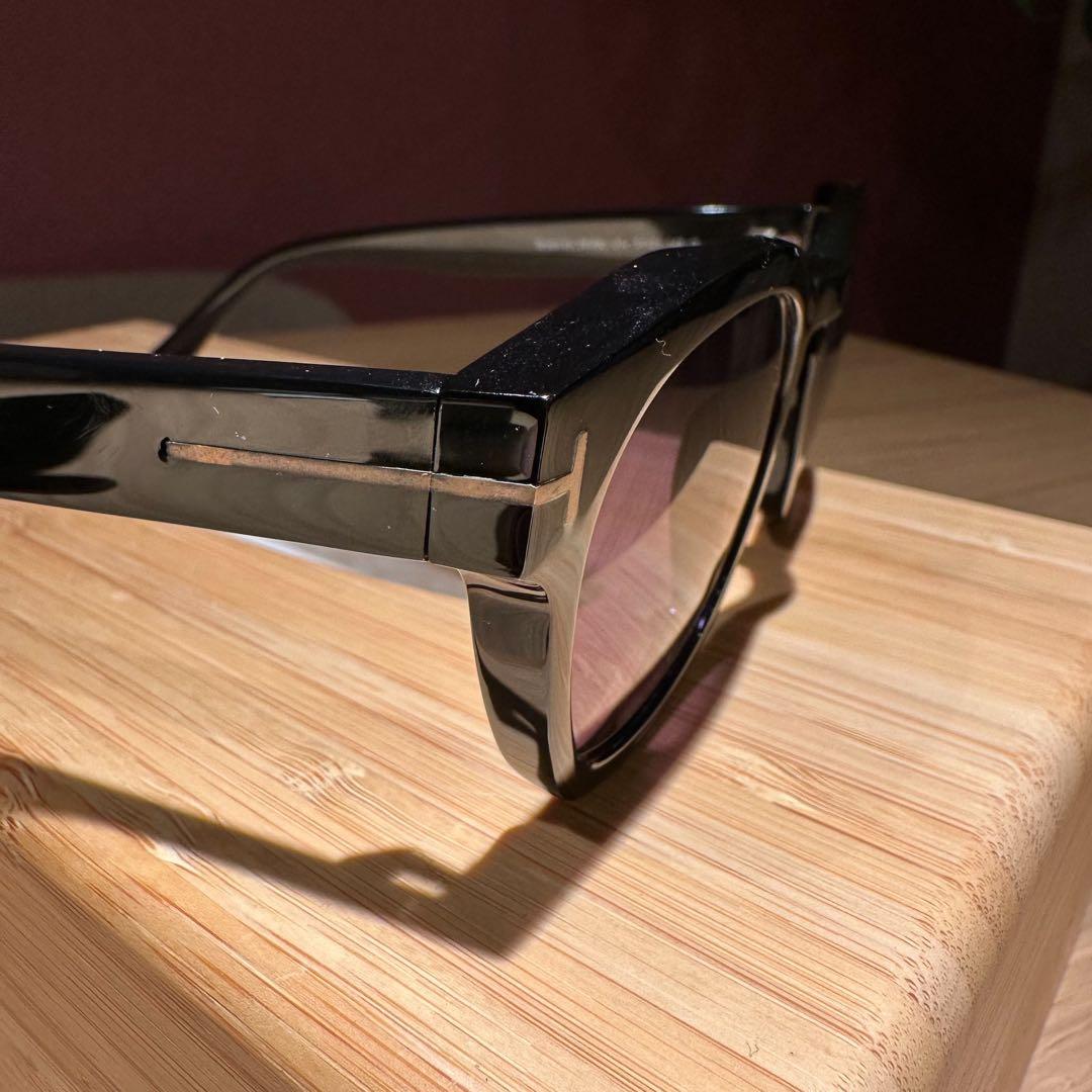 TOM FORD ブラックフレーム パープルレンズ サングラス