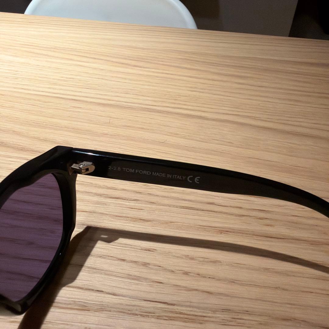 TOM FORD ブラックフレーム パープルレンズ サングラス