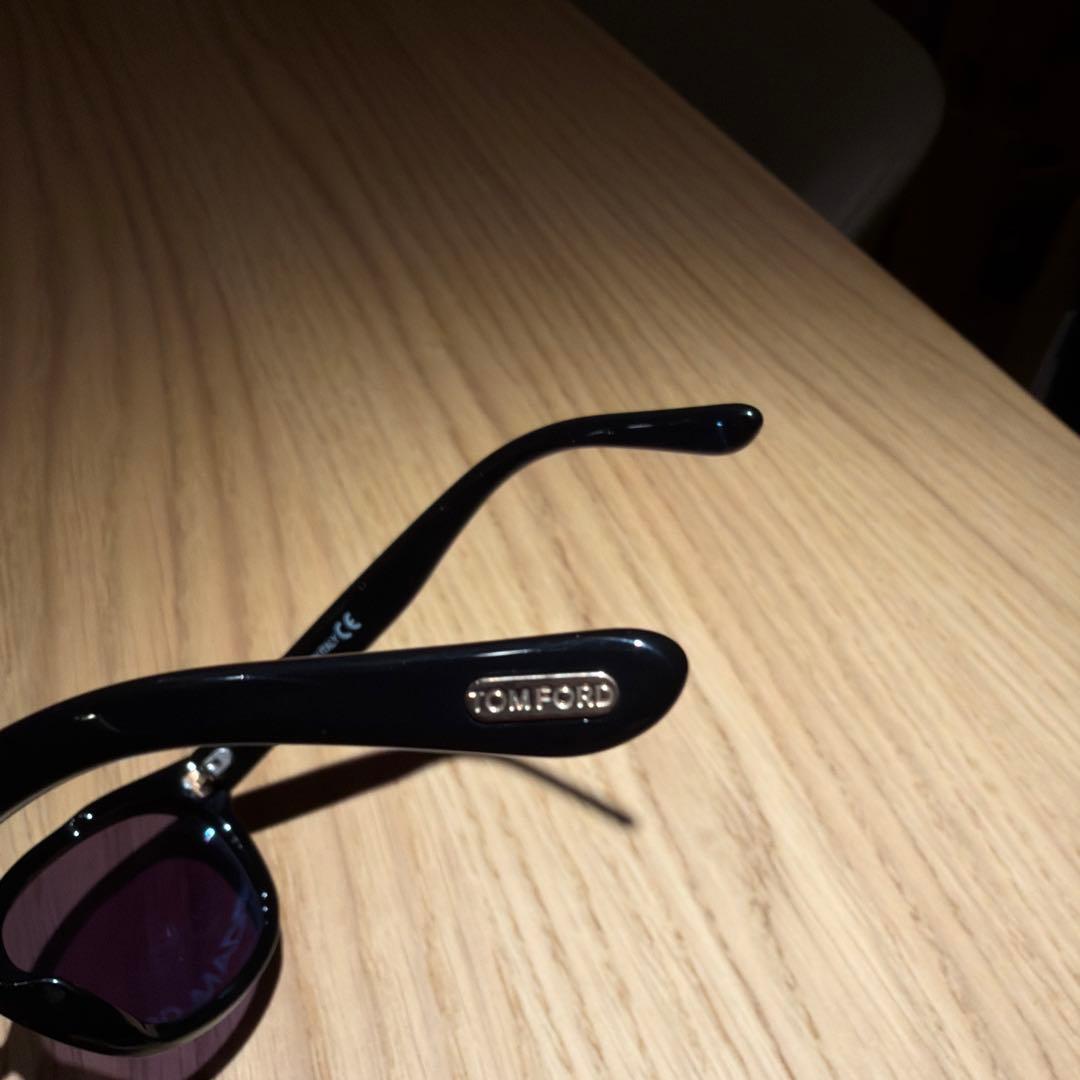 TOM FORD ブラックフレーム パープルレンズ サングラス