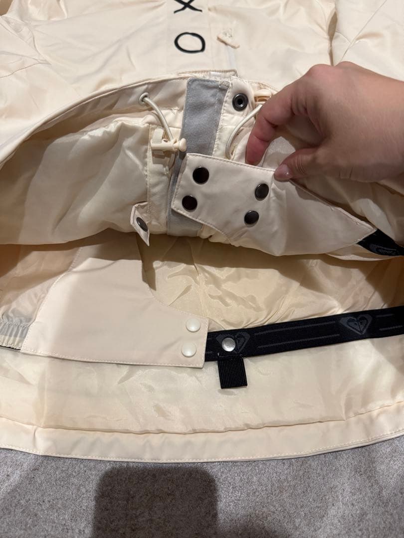 値下げ 完売品ROXYスノボーウェア上下&グローブ&ニット帽4点セット