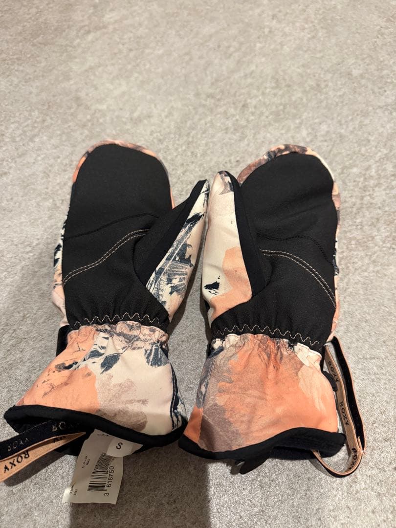 値下げ 完売品ROXYスノボーウェア上下&グローブ&ニット帽4点セット