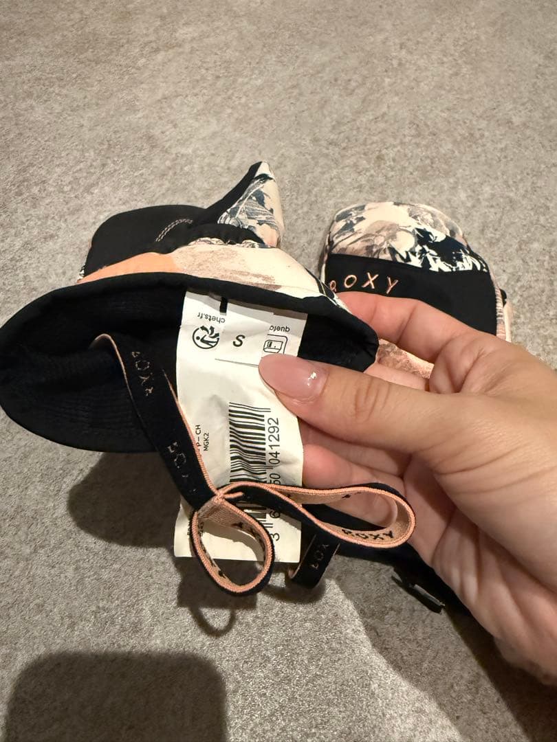 値下げ 完売品ROXYスノボーウェア上下&グローブ&ニット帽4点セット