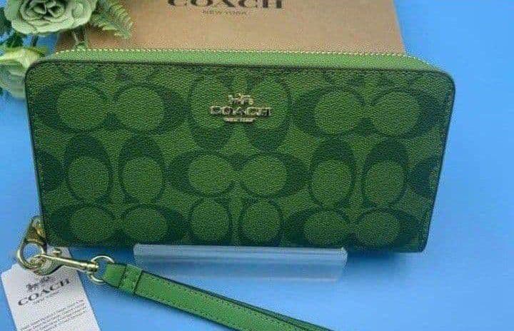 新品未使用コーチ長財布グリーンシグネチャーレディースメンズ送料無料即日発送