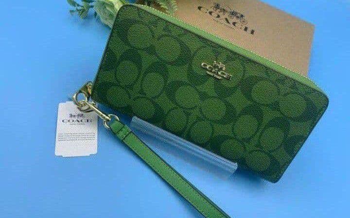 新品未使用コーチ長財布グリーンシグネチャーレディースメンズ送料無料即日発送