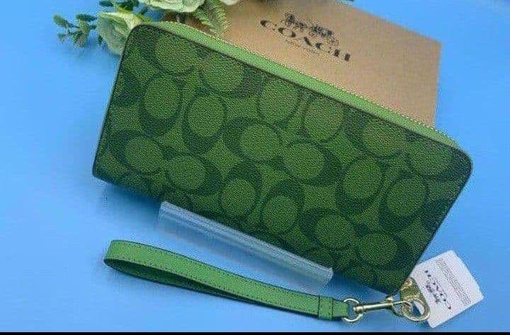 新品未使用コーチ長財布グリーンシグネチャーレディースメンズ送料無料即日発送