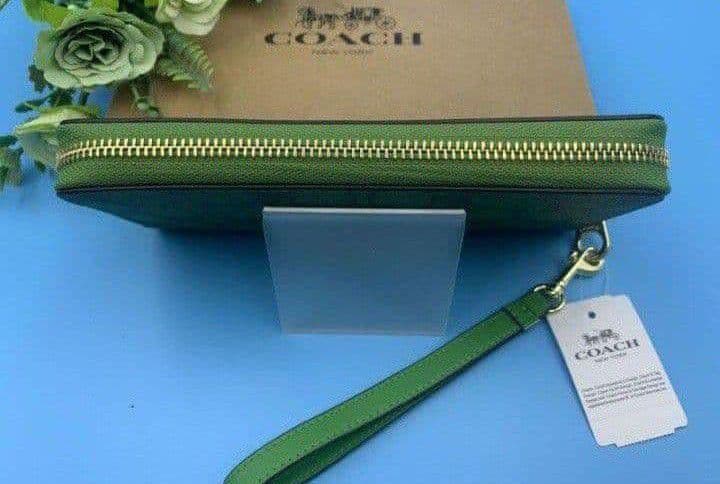 新品未使用コーチ長財布グリーンシグネチャーレディースメンズ送料無料即日発送