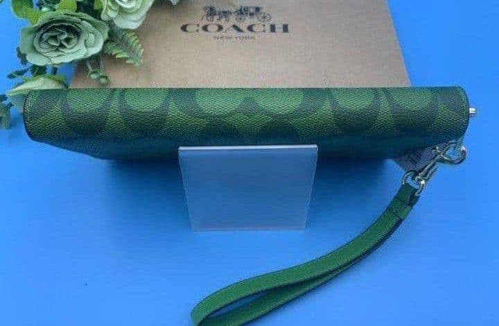 新品未使用コーチ長財布グリーンシグネチャーレディースメンズ送料無料即日発送