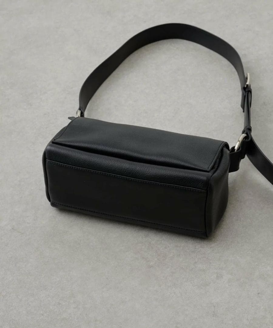 BEARDSLEY (ビアズリー)レザーボディバッグ　ブラック