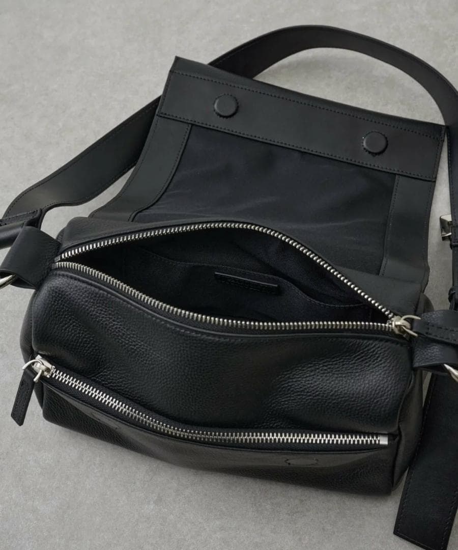 BEARDSLEY (ビアズリー)レザーボディバッグ　ブラック