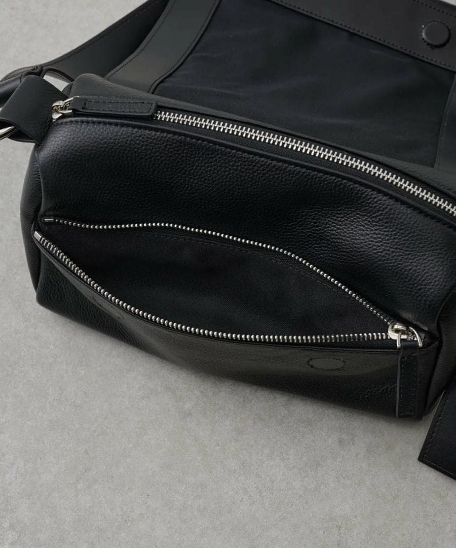 BEARDSLEY (ビアズリー)レザーボディバッグ　ブラック