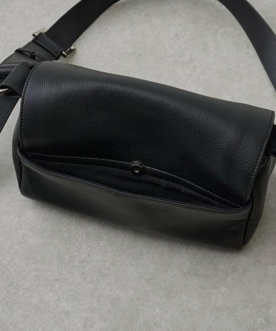 BEARDSLEY (ビアズリー)レザーボディバッグ　ブラック