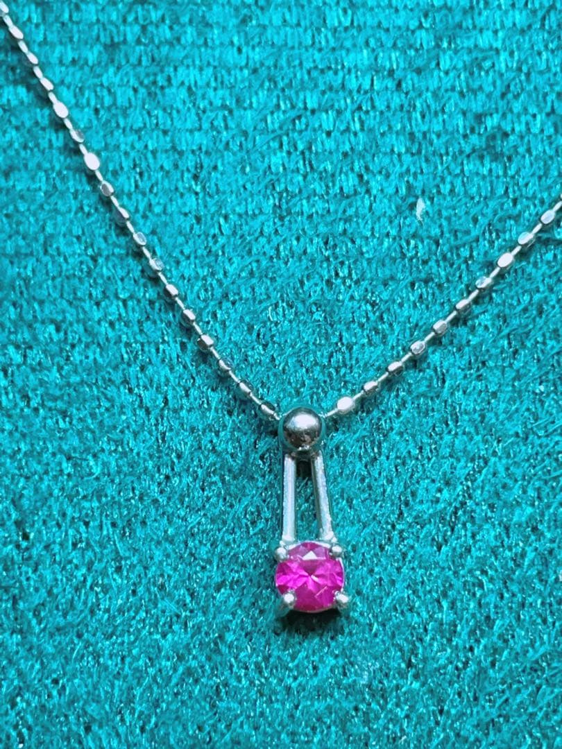 ピンクと赤のストーン付きネックレス